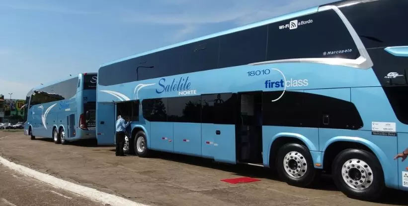 A foto mostra 2 ônibus da Expresso Satélite Norte
